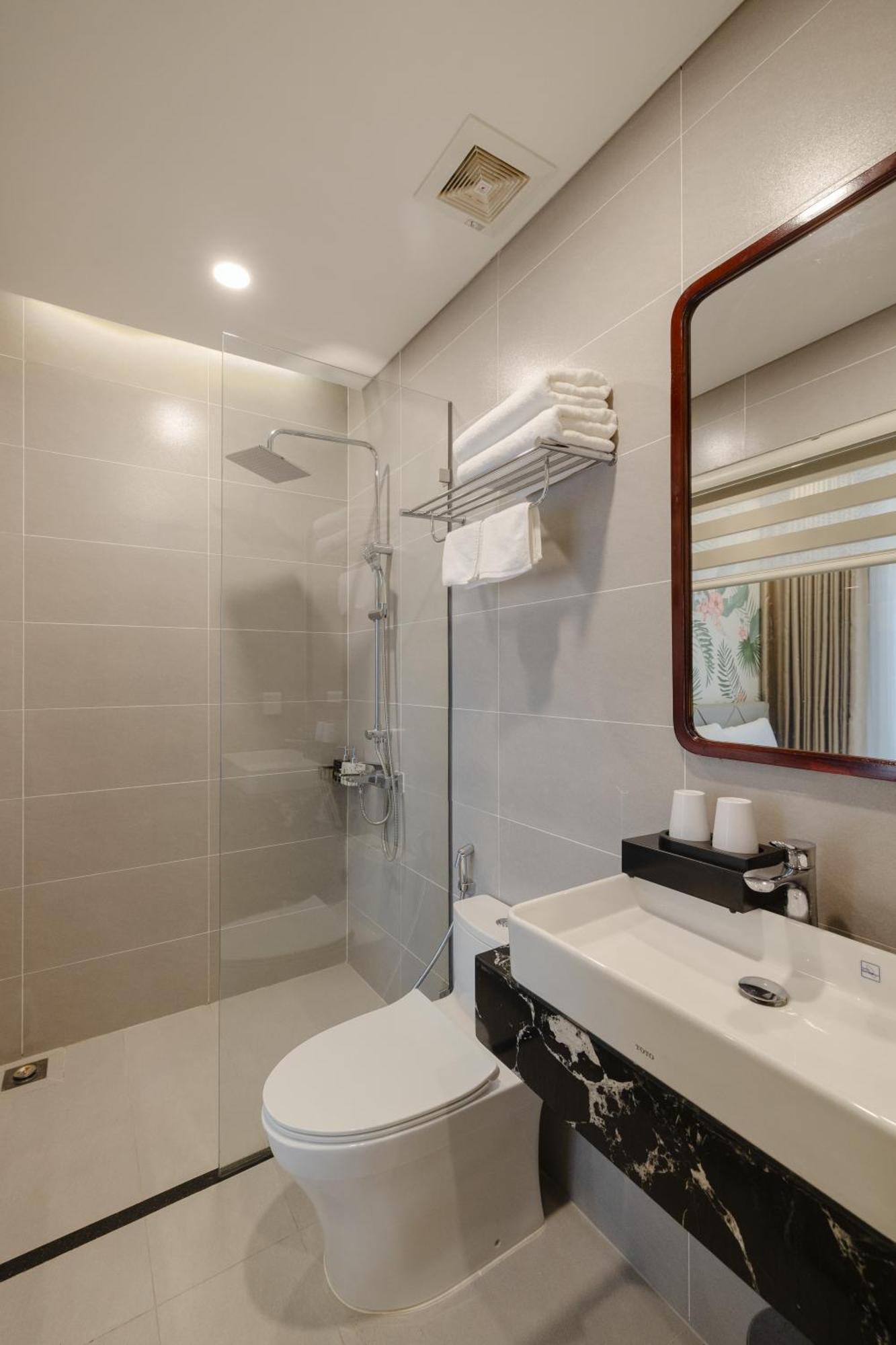 Tropical Bay Grand World Phu Quoc Hotel Exterior photo